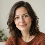 Žena s tmavými vlasy po ramena se usmívá u okna v denním světle